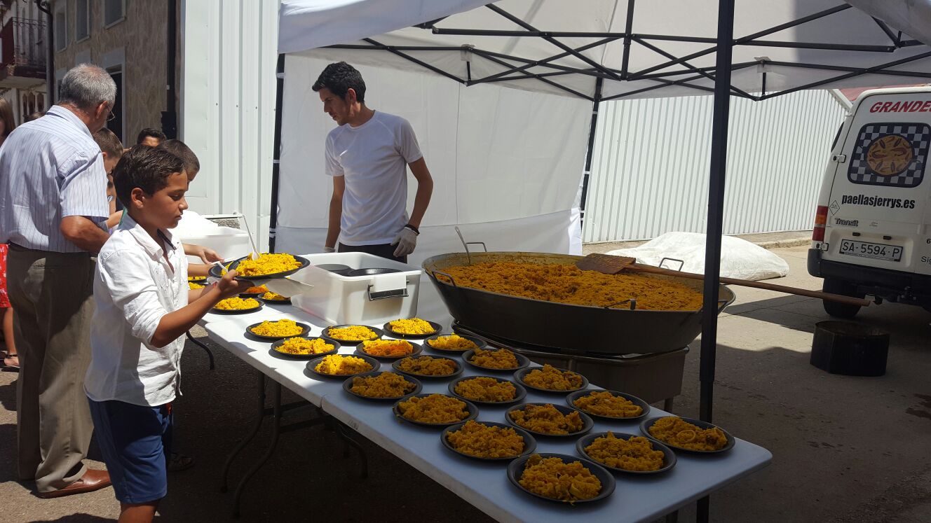 Preparación de paellas gigantes y calderetas en fiestas patronales